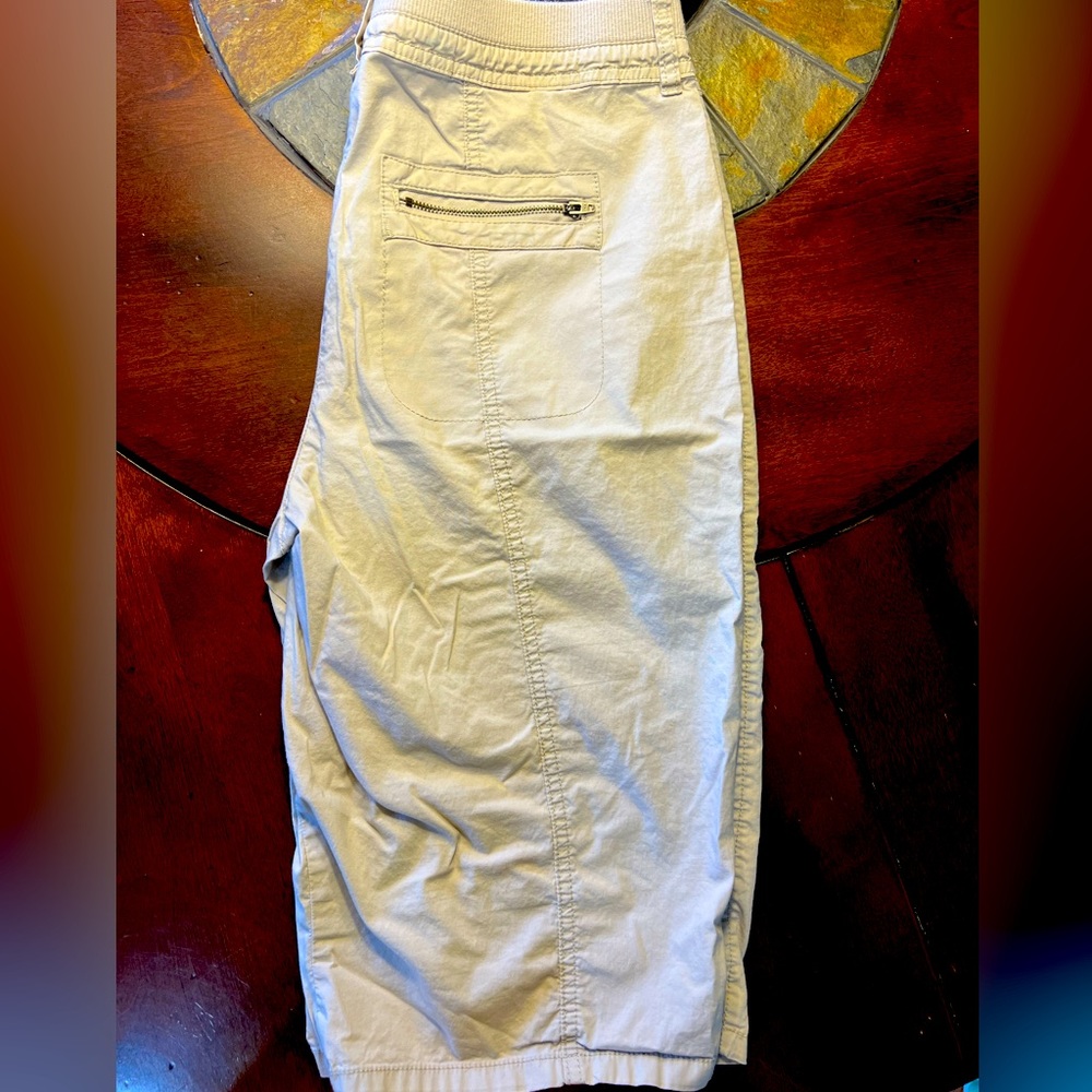Chico’s Khaki Cargo Shorts Knee Length Size 1.5 (10-12)